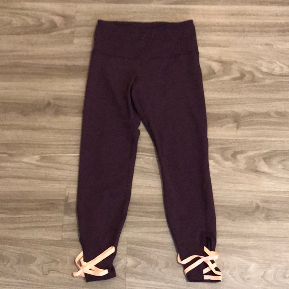 Workout leggings with strap detail